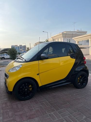 2014 Yellow and blacke smart 