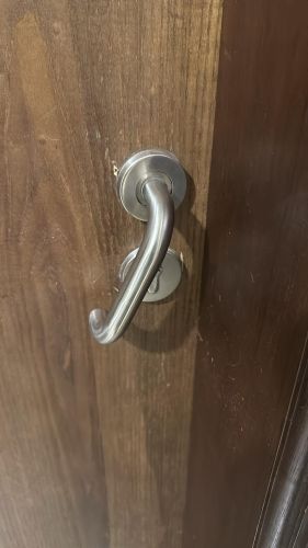 نجار أبواب واقفال