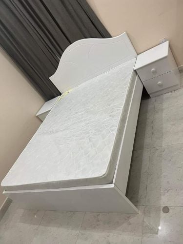 يتوفر سرير كبير ومرتبة بنوابض ومر