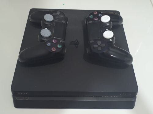 playstation4 slim with 2controlls
