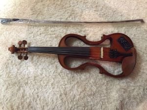 كمان كهربائي مع قوس