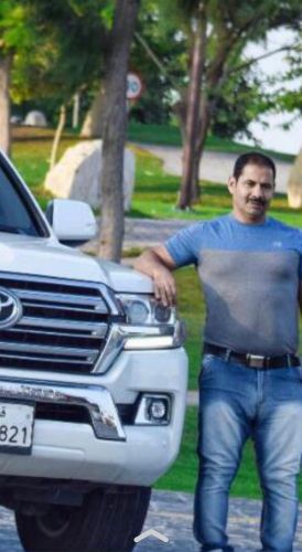 سائق بسيارة حديقة لتوصيل الافراد