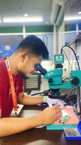 smart phone repair technician