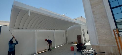 مختصون بأعمال الحدادة