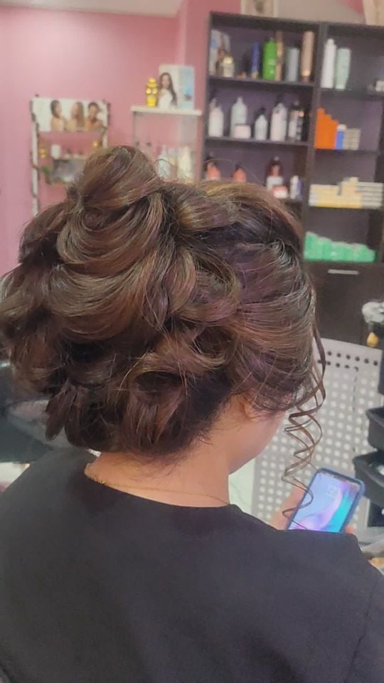 Salon supervisor and Beautician