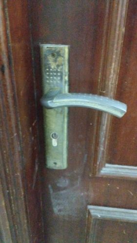 تركيب وصيانة الأبواب والاقفال وفت