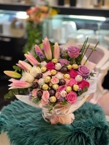 flower bouquet w/ ferrero choco