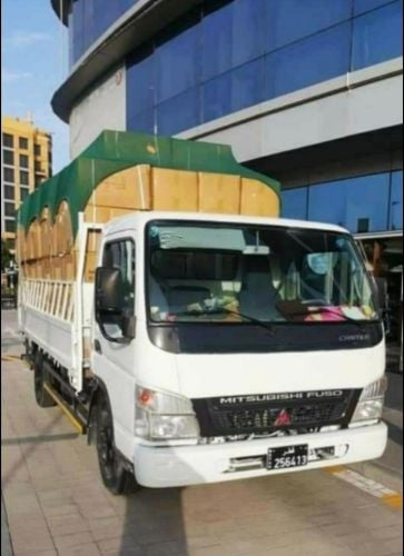 سيارة لنقل الاغراض ونقل الكشرات