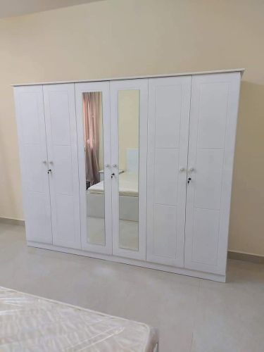 نحن نبيع خزانة كبيرة ونصنعها.