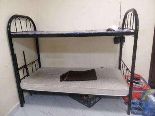 سرير تنائي بحالة ممتازة