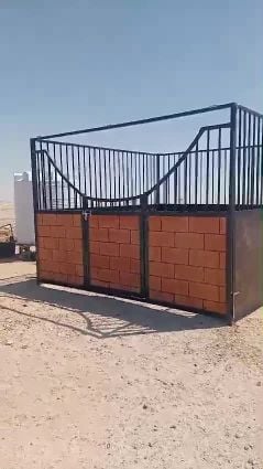 اصطبلات الخيول وبديكات وغرف