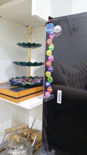 التلفاز مع الخزانه تحت الضمان