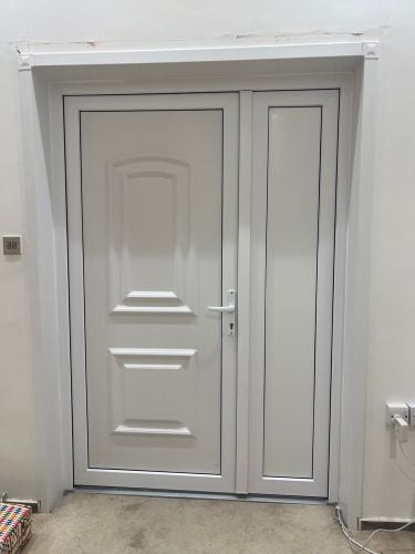    باب زجاجي للقسم الأمامي