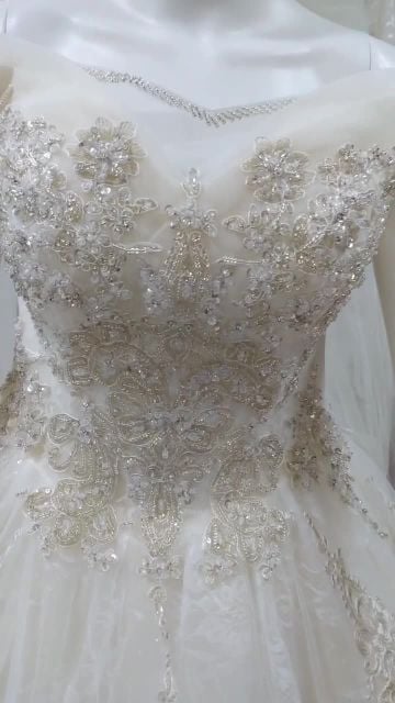 Beautiful wedding dress for rent