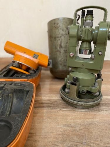 معدات مساح الأراضي