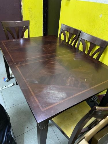 Dinning table in good condition 