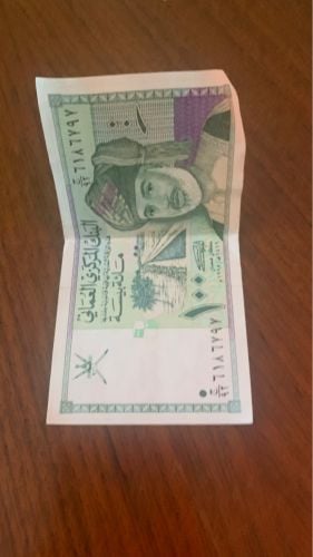 ١٠٠ بيسة عماني و٥ ريال قطري