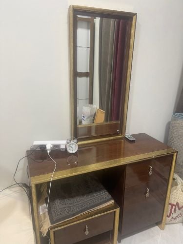طاولة تسريحة