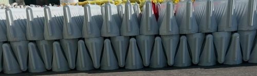 حواجز طرق لون أحمر وأبيض