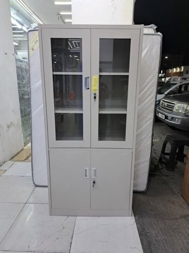 خزانة فولاذية جديدة مع الزجاج
