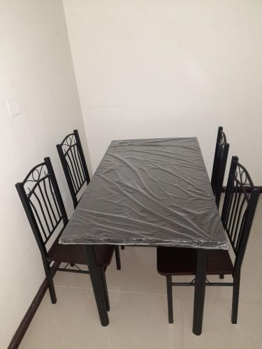يبيع طاولة الطعام جديدة