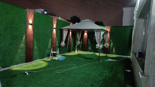 العشب الصناعي والديكور المنزلي