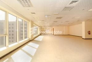 مكتب واسع للإيجار في بن محمود
