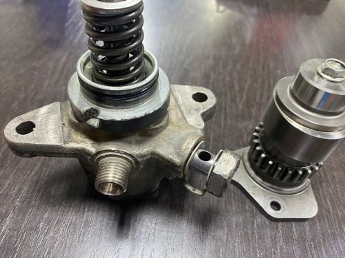 مضخة بترول وكمبيوتر 