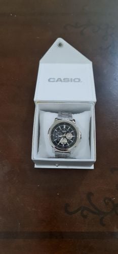 ساعة يد كاسيو للبيع.