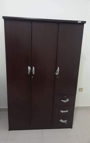 خزانة كبيرة وخزانة صغيرة متاحة.