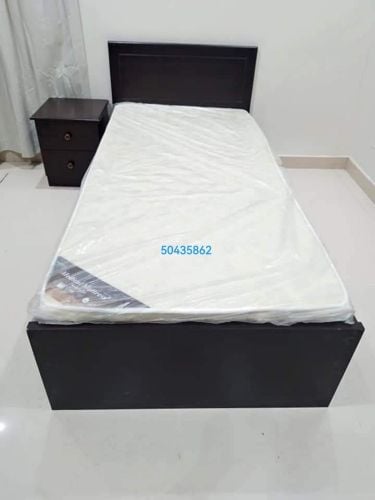 سرير مفرد جديد للبيع مع مرتبة. مق