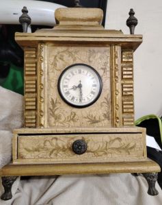 ساعة قديمة في حالة عمل