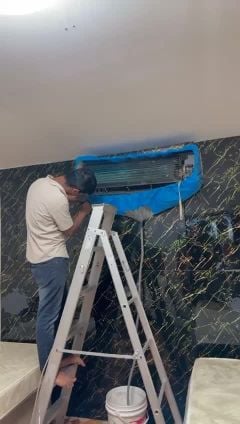 خدمة مكيف الهواء.