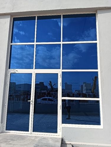 المنيوم يو بي في سي زجاج