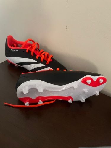 حذاء كرة قدم جديد 