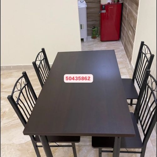 طاولة طعام جديدة بأربعة كراسي. جو