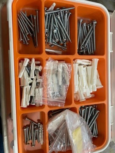 براغي مختلفةعدة بالعلبة من ايكيا