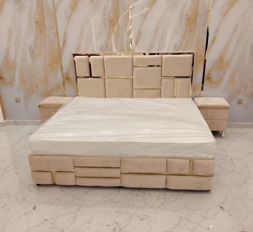 سرير مزدوج كبير وسرير مفرد.