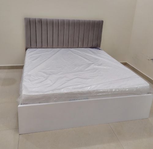 سرير مزدوج كبير وسرير مفرد.