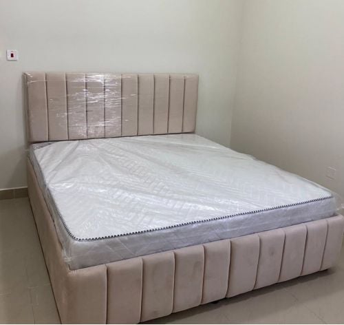 سرير مزدوج كبير وسرير مفرد.