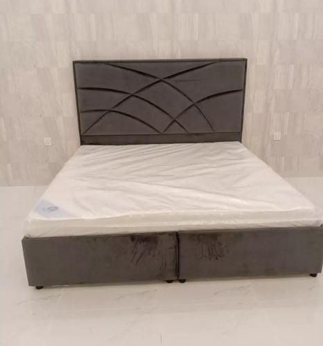 سرير مزدوج كبير وسرير مفرد.