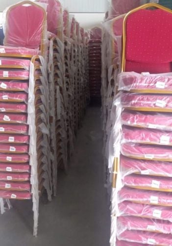 سرير مزدوج كبير وسرير مفرد.