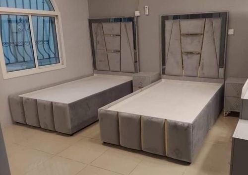 سرير مزدوج كبير وسرير مفرد.