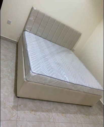 سرير مزدوج كبير وسرير مفرد.