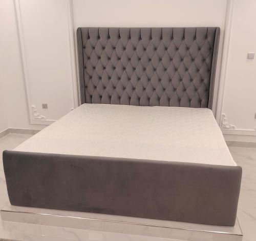 سرير مزدوج كبير وسرير مفرد.