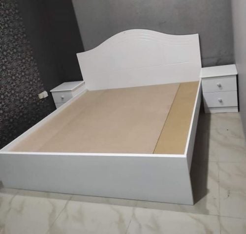 سرير مزدوج كبير وسرير مفرد.