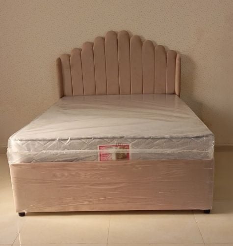 سرير مزدوج كبير وسرير مفرد.