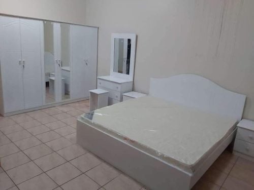 غرفة نوم متاحة.