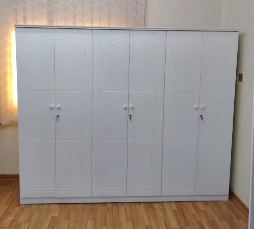 خزانة كبيرة وسرير مزدوج للبيع.