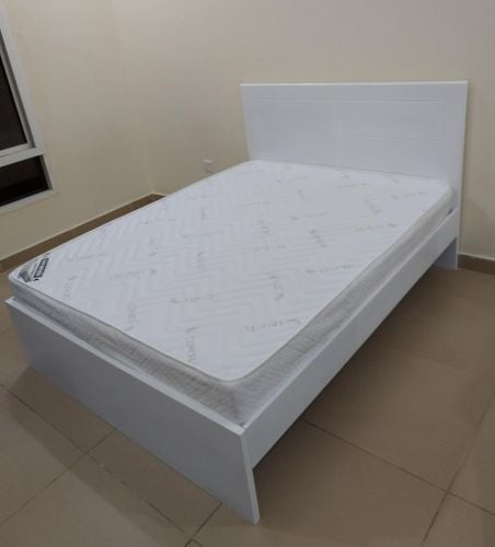 خزانة كبيرة وسرير مزدوج للبيع.